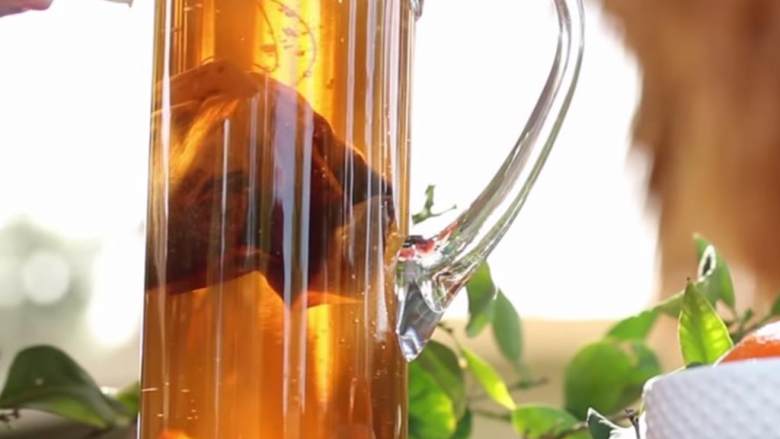 蜂蜜橘柚冰茶,大冰茶茶包 温水冲泡,至理想的浓度。