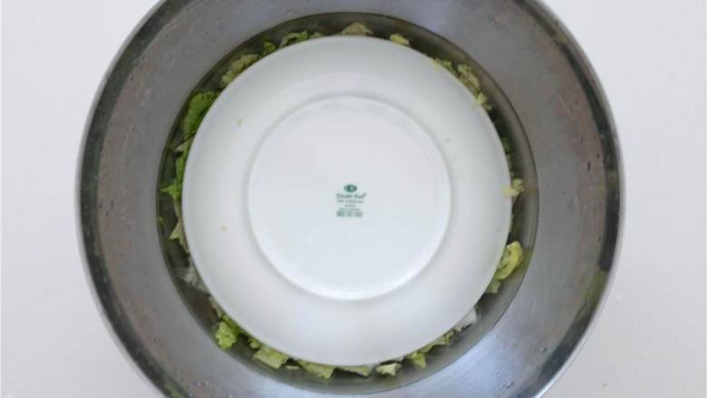 简易发酵泡菜,同时,用热水和生姜洗净罐子,放在茶巾上在一边晾干