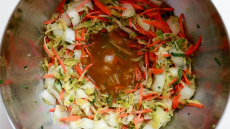 简易发酵泡菜,用手摩擦挤压大白菜混合物约5分钟,使汁液释放出