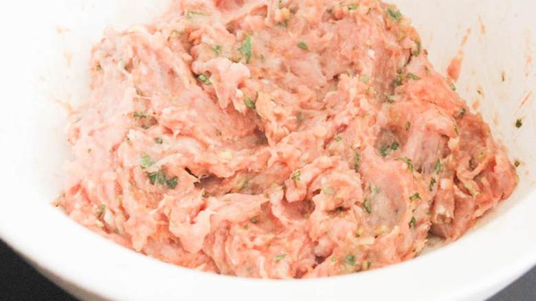 中式鸡肉沙拉汉堡,在鸡肉中加入低碘酱油 和是拉差辣酱 ,用手搅拌均匀。