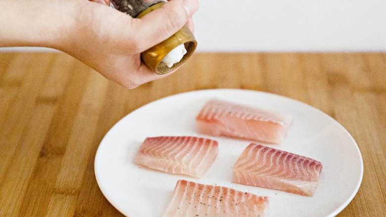 香煎鲷鱼,两面分别撒盐、黑胡椒