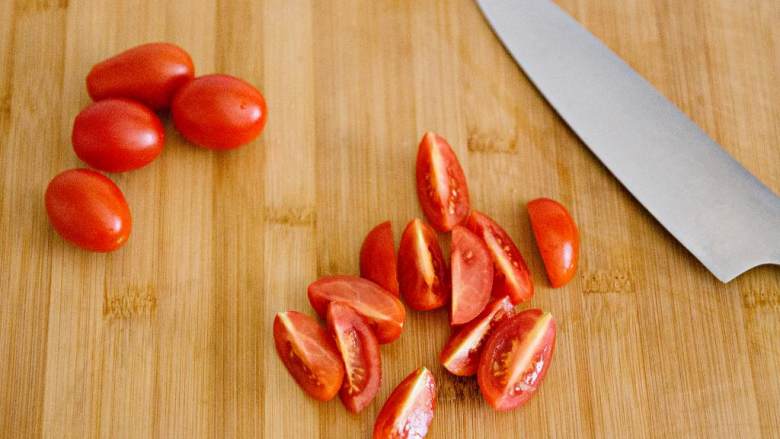 香煎鲷鱼,小番茄 切成4瓣