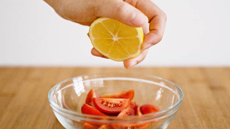 香煎鲷鱼,在切好的小番茄内加入柠檬汁