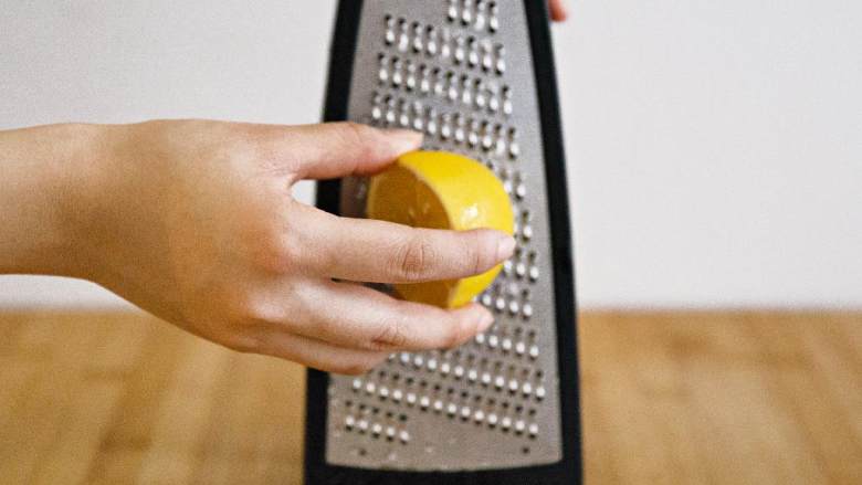 香煎鲷鱼,取剩下的半个柠檬搓皮，倒入番茄内，调成酱汁