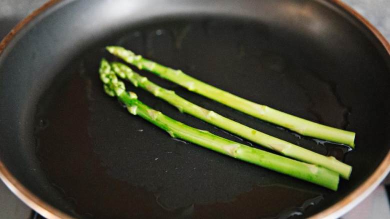 香煎鲷鱼,平底锅加入橄榄油 ，煎芦笋 ，变成翠绿色后盛出