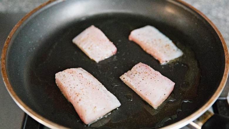 香煎鲷鱼,煎鲷鱼 ，正反面煎熟后盛出