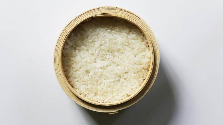 糯米八宝饭,碗中放入糯米,加入红豆沙馅 ,再铺一层糯米,压实