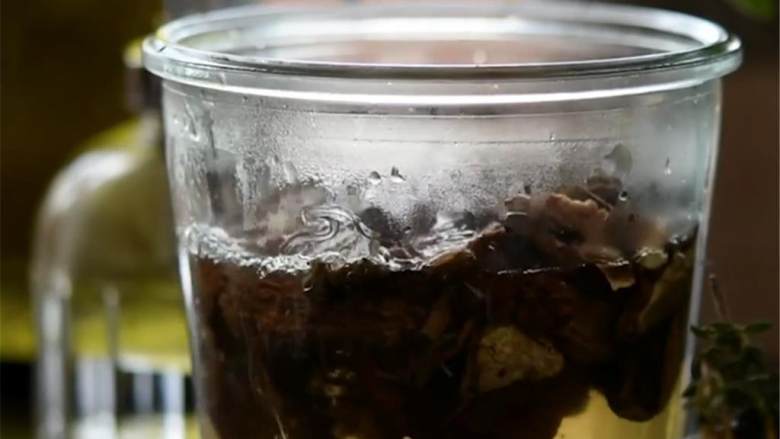 香菇番茄肉酱意面,将干牛肝菌菇 浸在开水,放一边晾30分钟
