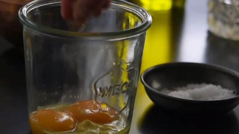 简易自制蛋黄酱,混合:鸡蛋黄 (2 个) ,芥末酱 ,白酒醋 , 海盐 在一个小的深碗里