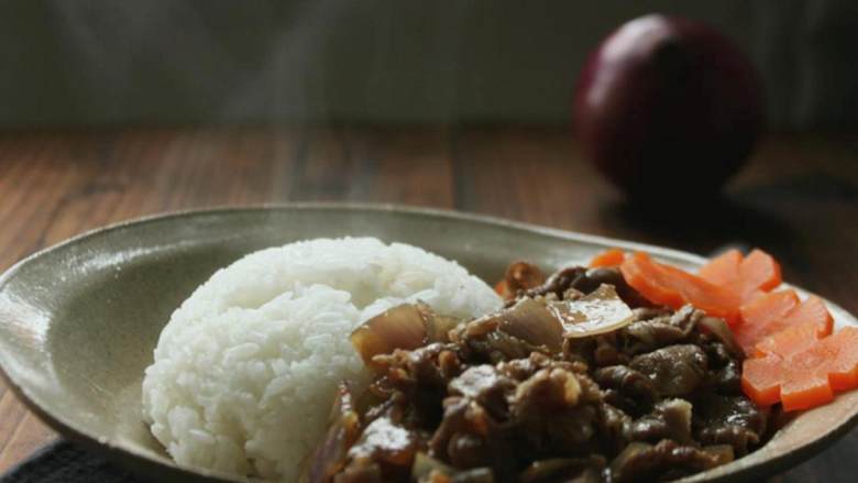 日式肥牛饭,上桌享用吧。