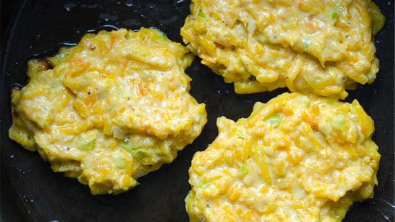 油炸灰胡桃饼配柠檬山羊奶酪,在重底煮锅里,加橄榄油 、菜籽油 (2 汤匙) ,加热但不用冒烟,盛满一勺面团放入锅里,用勺子背面抹平