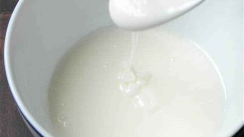 摩卡杏仁脆饼,剩下的饼干面团继续这么做,同时,在小碗中加入糖粉、半奶半轻奶油 ,混合至平滑。