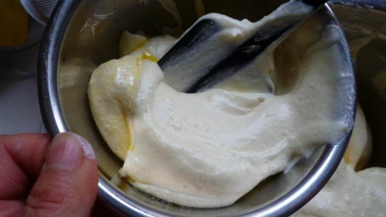 蔓越莓蛋糕卷,取少许面糊加入到隔水融化并放凉的无盐黄油 中,拌匀后再全部倒入面糊中,以切拌的方式拌匀。