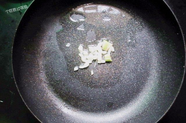 肉沫炒黄瓜片,平底锅内放多一点的花生油,下蒜末和葱沫炒出香味。