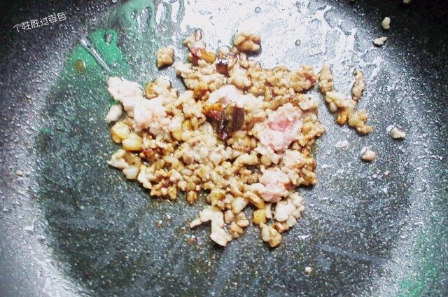 肉沫炒黄瓜片,肉丁滑散至变色,调入生抽适量盐
