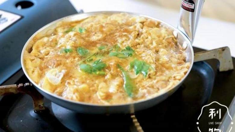 专业亲子丼,出锅是也是一个技术活,要胆大心细,手一定要抖,本来亲子锅设计成这个样子有一部分原因也是因为出锅方便,完全不需要借助其他道具.
