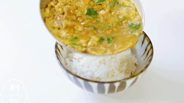 专业亲子丼,更重要的是要完整地覆盖在米饭上,米饭不能露出来。