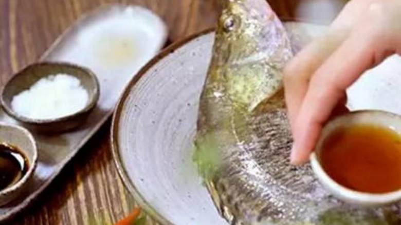 孔雀开屏鱼,鳜鱼 用盐 、料酒 、生姜 腌制20min;