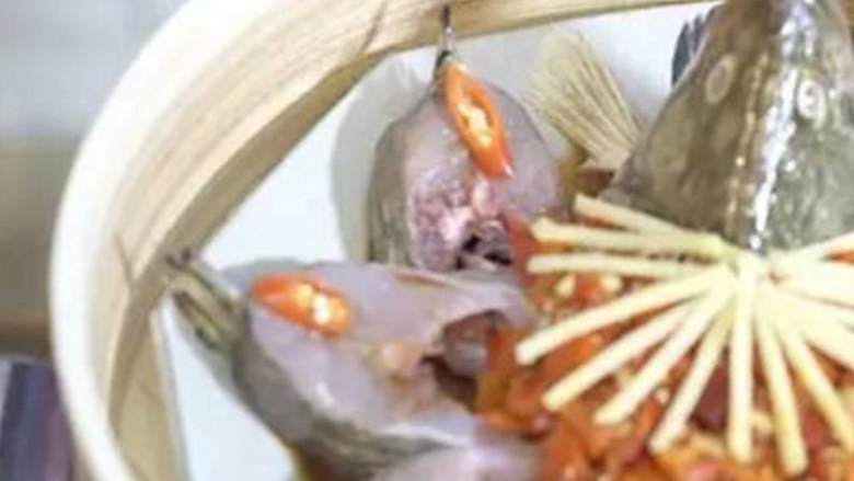 孔雀开屏鱼,蒸锅烧开,放入鱼,淋上蒸鱼豉油 ,大火蒸8min,关火再焖5min;