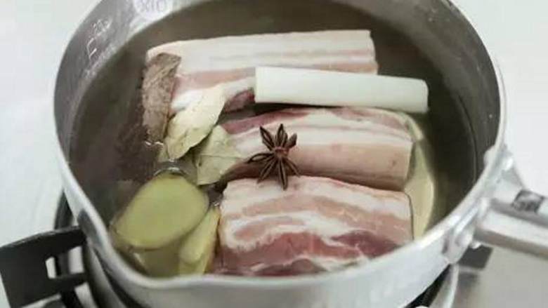 梅干菜烧肉,第一步记得泡梅干菜 ,用流水稍微冲洗后放入大碗中,冷水浸泡;将五花肉 切成三段,洗干净后放入锅中,再倒入冷水;放入生姜 、大葱 、香叶 、桂皮 、八角 、料酒 ,大火煮至沸腾(有就放,没有就算了,味道会稍微差点);等到肉都变白(大约5min),撇去浮沫,留下肉汤。将肉捞出后,淋上一勺老抽 ,将五花肉的四周都抹匀,静置片刻。