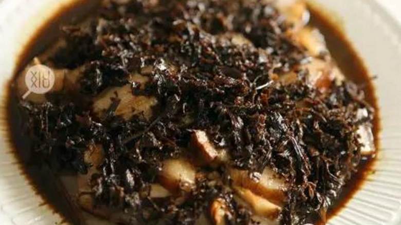 梅干菜烧肉,将切好的五花肉放在盘子中,最后盖上煮好的梅干菜;