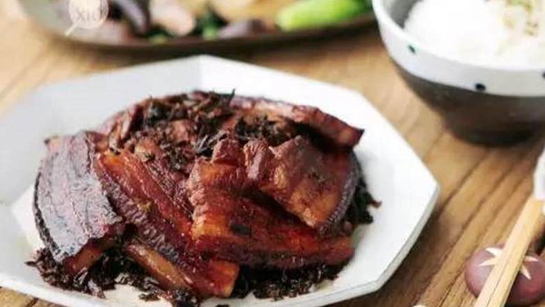 梅干菜烧肉,最后将蒸好的汤汁滤出(不用倒掉!可以留着煮面哦~),另拿一个盘子,将肉倒扣在新盘子上,这样肉就跑到上面来啦,配米饭吃真的太赞了。