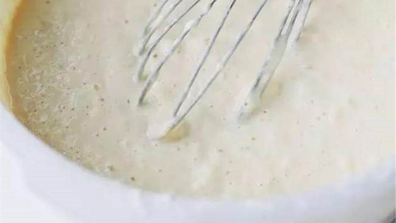 美味松饼,用打蛋器或者筷子轻轻搅拌均匀;(请不要按一个方向使劲搅拌,防止面糊起筋)