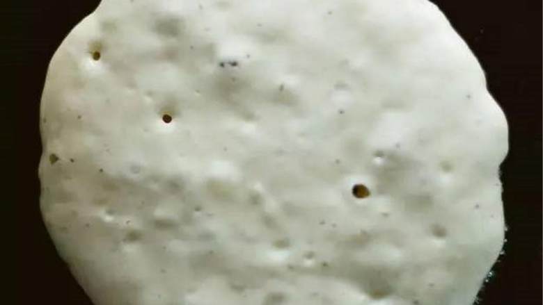 美味松饼,开大火将平底锅加热,然后改小火,放入一勺松饼蛋液,直到如图状态,冒小气泡后翻面;(锅中全程不需要放油)