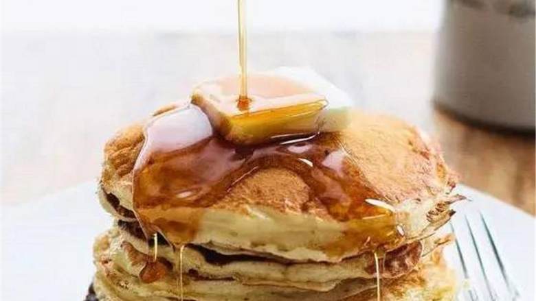 美味松饼,出锅后叠一起装饰!可以放水果、巧克力酱、枫糖浆或者蜂蜜!
