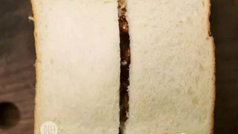 煎饼果子三明治,没错,最后就是腰斩;