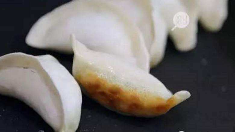 蕾丝饺子,小火一直煎到水饺底部金黄;