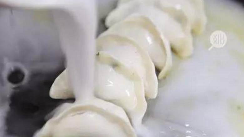 蕾丝饺子,玉米淀粉 加入水 中,搅拌均匀后倒入水饺中,开大火煮沸;