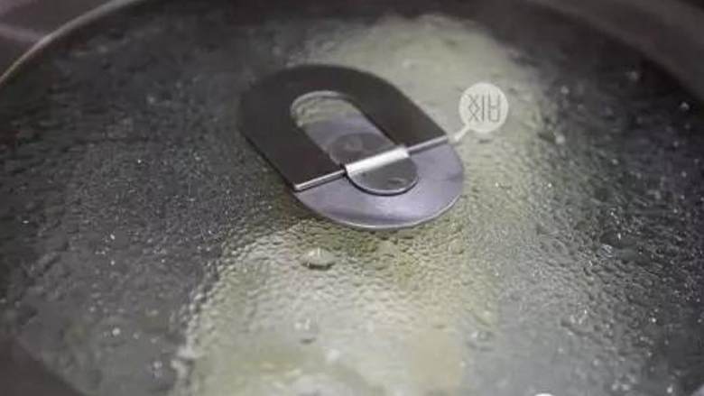 蕾丝饺子,盖上盖子,转小火,焖10min左右;