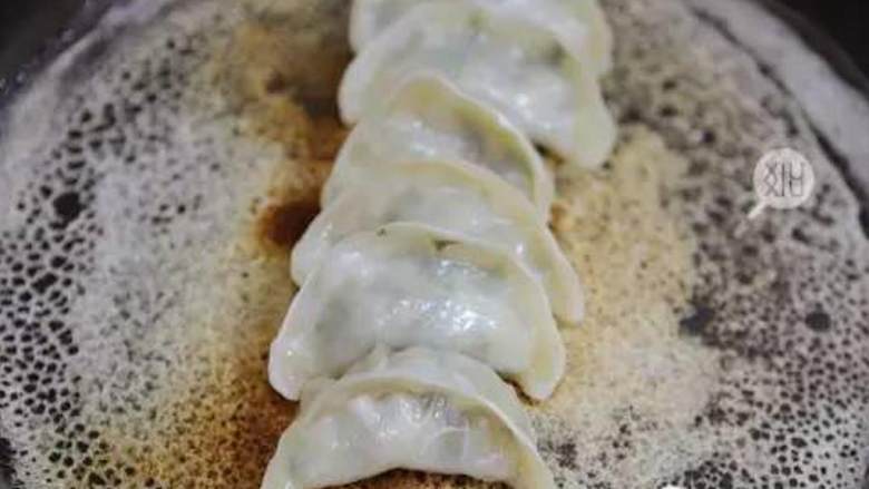蕾丝饺子,收汁时一定要注意火候哦,适时转小火,以防止糊底。我要说的重点是,请一定用不粘锅!开盖后也不要再动水饺了!不要翻动!千万不要!等蕾丝边形成后,可以适当晃动平底锅,水饺们能整个滑动就可以关火了!