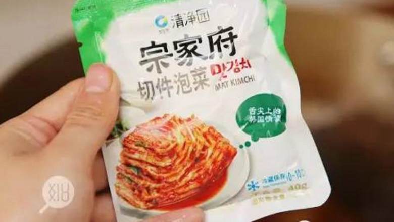 泡菜辣炒饭秀,放泡菜 ,推荐宗家府的,味道蛮合我胃口,重要的是方便购买,全家超市就有售,三块一袋,需要用了可以随时去买~