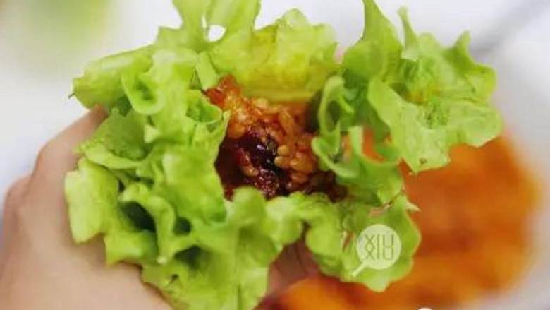 泡菜辣炒饭秀,非常推荐的吃法,是用生菜 裹着吃,一口咬下去,先是生菜的酥脆,然后是米饭和五花肉的软糯,口感很丰富,而且生菜可以减轻炒饭的辛辣,吃起来很清爽;