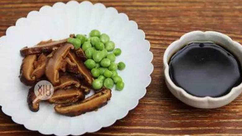 香菇油饭,干香菇 提前一晚泡发好,然后切成片,豌豆 没有不强求的,在烹饪之前先把饭煮了~然后酱汁除了食用油以外,其他全部混合均匀;