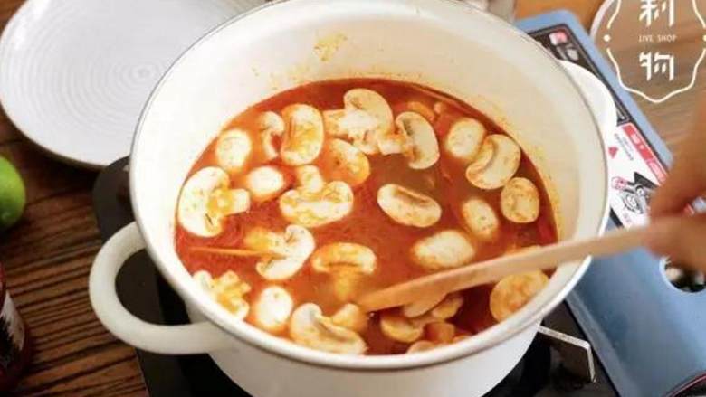 冬阴功汤,水开后,先将菌菇放入汤中,中火煮5分钟入味。