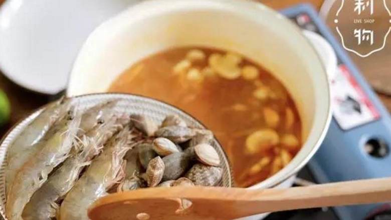 冬阴功汤,放入鲜虾 和蛤蜊 ,转大火,水开后继续煮3~5分钟。
