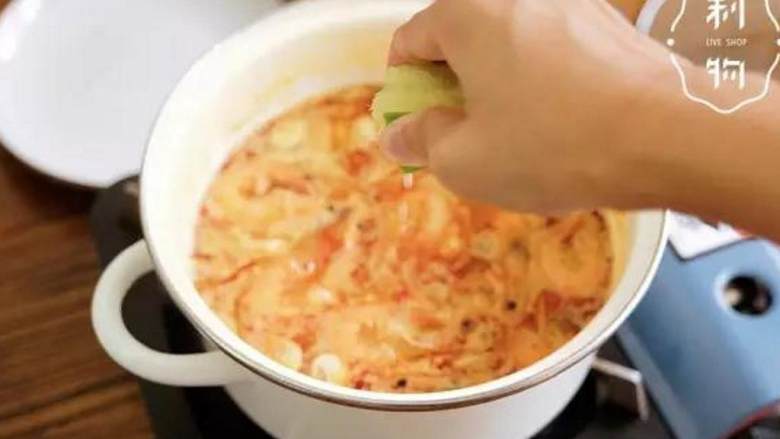 冬阴功汤,尽量使用泰国青柠 ,不要用黄柠檬代替,风味上和香味上差别挺大的。