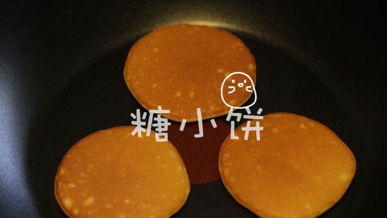 奶油松饼,翻面再煎1分30秒即可起锅。成品图款是淋了些淡奶油 ,加蓝莓 和草莓 搭配食用.