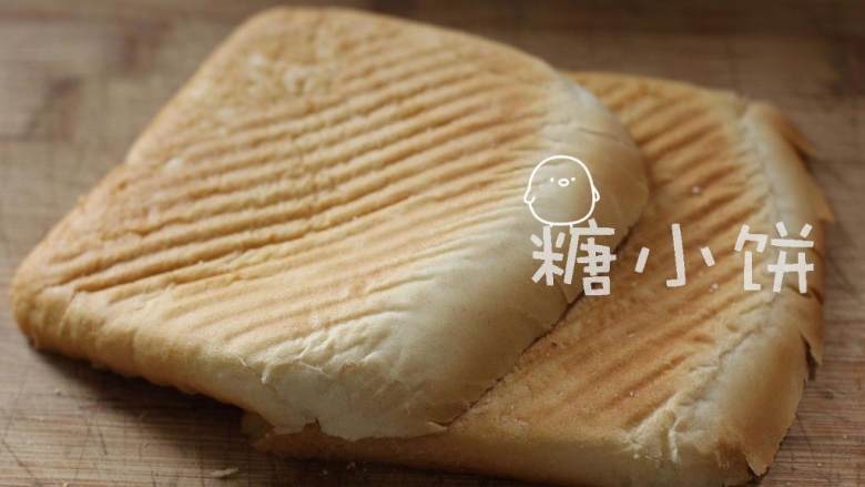 黄油吐司条,烤箱提前预热200℃。取吐司的首尾两片,当然用普通的吐司片也可以.