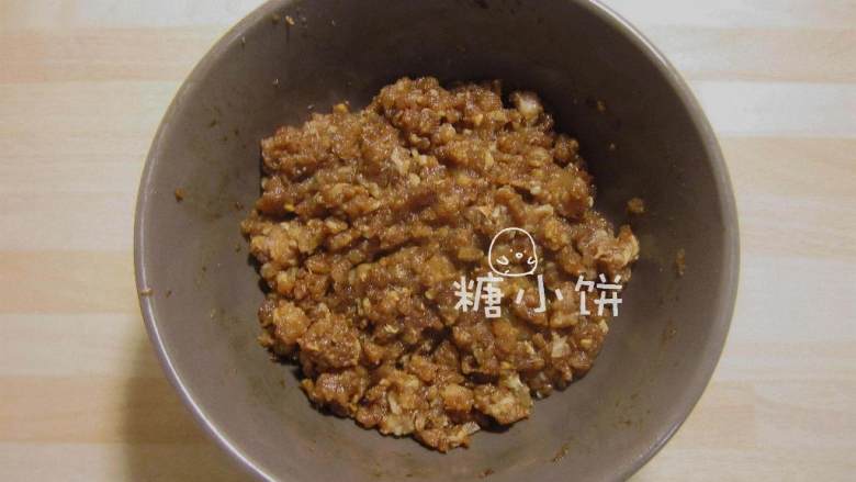 懒龙,五花肉 剁碎,加所有调料混合搅拌均匀。没有把肉剁得很碎希望保持一点点肉粒的口感如果按照之前写的普通调肉馅的方法调制也完全可以