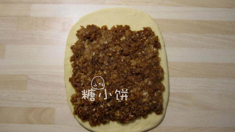 懒龙,剁碎,加所有调料混合搅拌均匀。没有把肉剁得很碎希望保持一点点肉粒的口感如果按照之前写的普通调肉馅的方法调制也完全可以