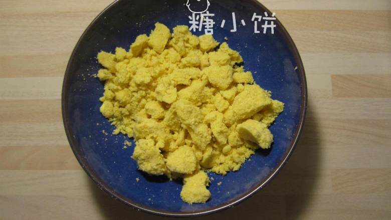 粗粮主食窝窝头,所有材料混合搅拌成团.