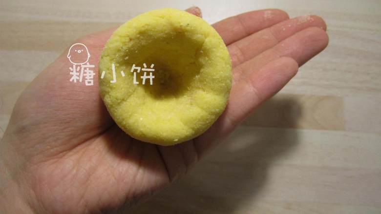 粗粮主食窝窝头,整理成一个窝形,边缘稍微压平整一点.