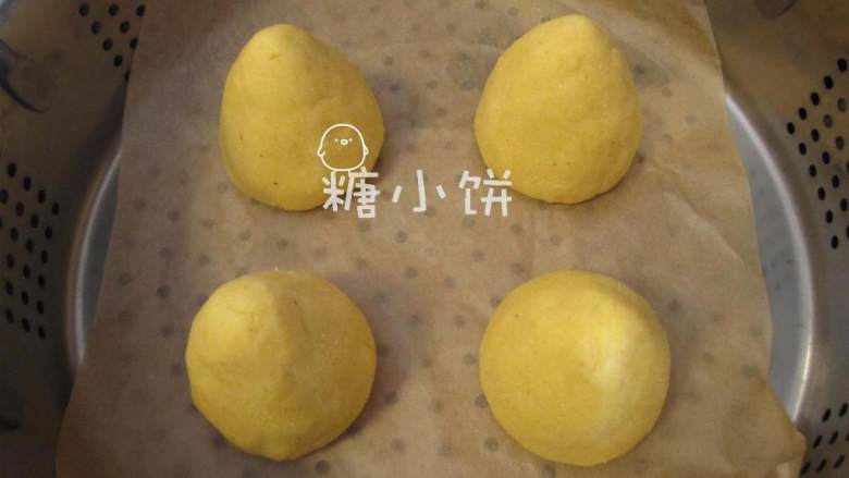 粗粮主食窝窝头,排入蒸锅中,冷水上锅,水开后旺火蒸18-20分钟。关火焖10分钟即可.