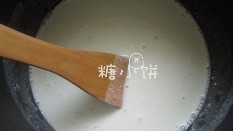椰奶冻,椰浆 ,牛奶 ,炼乳 ,玉米玉米淀粉 和白砂糖混合,搅拌均匀(玉米淀粉可以部分换成小麦淀粉或者木薯淀粉等,口感会略有不同,这个可根据自己喜好搭配)