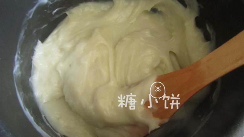椰奶冻,中大火加热,边加热边不停用木铲擦底搅拌搅拌至面糊粘稠且阻力略大,颜色变得微微透明即可离火。