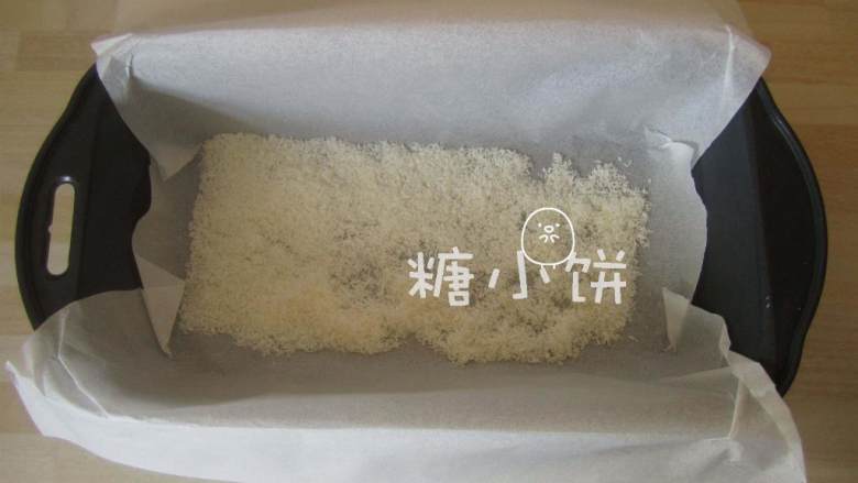 椰奶冻,取一个平底容器,铺上油纸便于脱模。底部铺一层椰蓉。